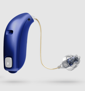 referensprojekt-oticon-horselapparat Oticon Intiga – blå diskret hörapparat med transparent insats, lackerad i tre skikt av AMB för hållbar och estetisk finish.